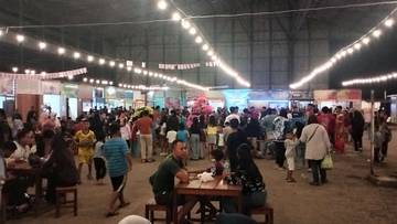 Nongkrong di "Food Carnival  Biak"  