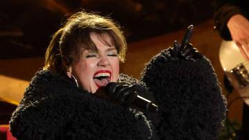  "Underneath the Tree" Lagu Natal Terlaris Jelang Desember 