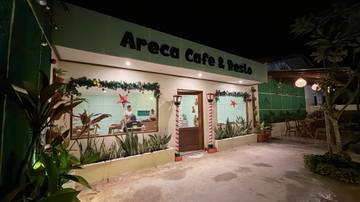 Areca Cafe Biak Hadirkan Konsep Taman Estetik