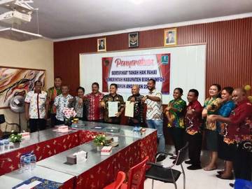 Kantor Pertanahan Biak Serahkan  Sertifikat Tanah  Milik Pemda