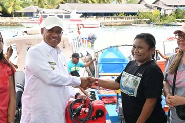 Bupati Biak Fasilitasi Komunitas Kaki Kosong Promosi Pariwisata