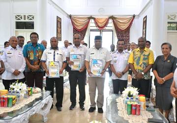 Serahkan DPA, Bupati Biak Imbau OPD Percepat Realisasi Program 
