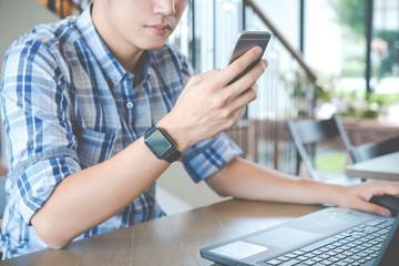 Tips Menjaga Kesehatan Mata dari Paparan Radiasi Handphone