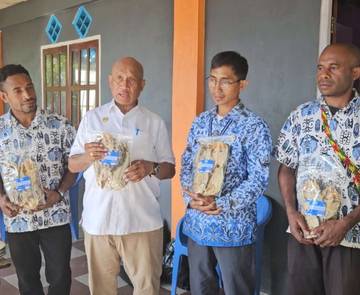 Produksi Ikan Asin,Bupati Markus Apresiasi SMKN 3 Kemaritiman