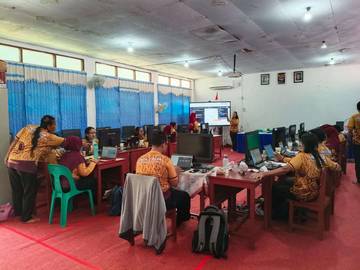 SMAN3 Biak Gelar IHT Pemanfaatan Papan Interaktif Digital