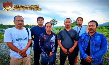 Sambut Ramadan,Pemuda Jawa di Biak Bersihkan Pemakaman Islam