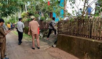 Massa Diduga Merusak Rumah Orang Tua Pelaku Pembunuhan