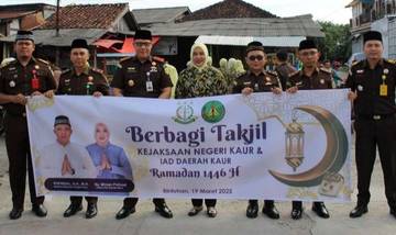 Kejari Kaur Bagikan Ratusan Takjil Untuk Masyarakat Kaur