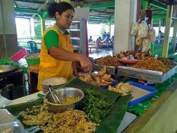 Mampir Makan di Warung Pak Glinding