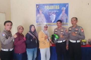 Satlantas Polres Kaur Bagikan Helm Gratis ke Ojek
