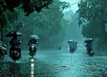Tips Aman Berkendara Saat Badai Melanda