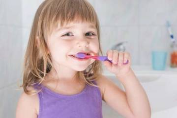 Tips Ceria Membiasakan Anak Menggosok Gigi