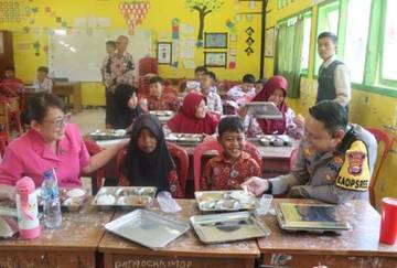 Launching MBG di Nasal, Polri Salurkan 1.061 Porsi