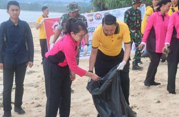Polres Kaur Bersihkan Pantai Pinang Tawar dari Sampah