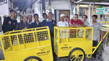 Dewan Kota Bogor Bagikan Gerobak Sampah