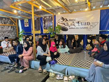 Ratusan Korban Banjir Kampung Pensiunan Bogor Terima Iftar Ramadhan