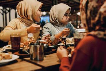 Mengapa Lebih Nikmat Berbuka Puasa di Luar Rumah?