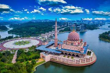 Masjid Putra, Ikon Keagamaan dan Budaya di Malaysia