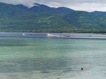 Liburan Lebaran di Pantai: Sejuknya Ombak, Hangatnya Silaturahmi