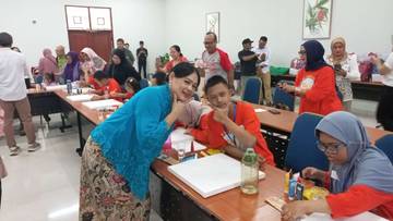 Anak Down Syndrome Mengikuti Lomba Melukis di KRB