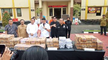 Polisi Grebek Gudang Susu Kadaluarsa di Depok 