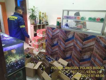 Polsek Jonggol Sita Ratusan Botol Miras 
