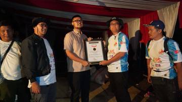Bendera Raksasa Tebing Jeger Pecahkan Rekor MURI Dunia