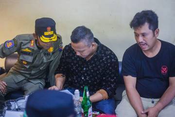 Operasi Gabungan Kota Bogor Sita Ribuan Botol Miras 