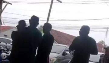 Polisi Geledah Kantor Desa Cikuda Kecamatan Parungpanjang 