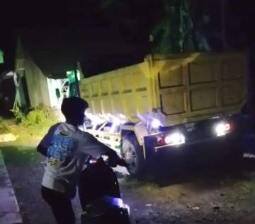 Panik, Pencuri Truck Diesel Kabur Tabrak Rumah Warga