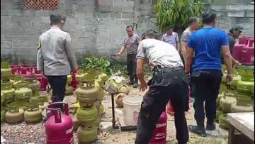 Polsek Cileungsi Ungkap Pungli Oplosan Elpiji 3 Kg 