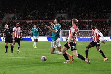 Kehilangan Taji Juara, Liverpool Takluk dari Brentford 3-2