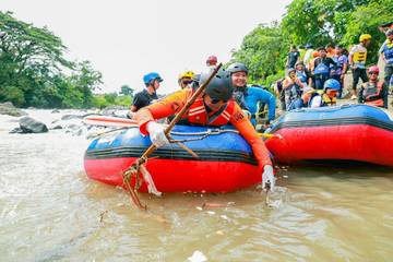 Porprov Jabar: Warga Ranggamekar Rapikan Sungai Cisadane