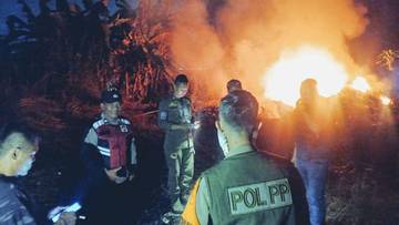 Pembakar Sampah di Desa Lemah Duhur Diprotes Warga 