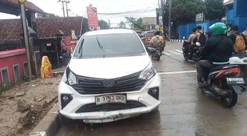 Kecelakaan di Parungpanjang Mobil Tabrak Dua Sepeda Motor