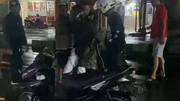 Jalan Kemang Rawan Kecelakaan Akibat Lubang Tergenang Air    