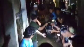 Warga Gotong Royong Padamkan Api di Cisarua 