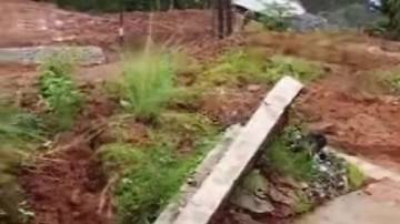 Penghuni Rumah Tebingan di Cibunian Pamijahan Terancam Longsor