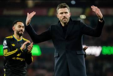 Carrick Cetak Sejarah di Dua Laga