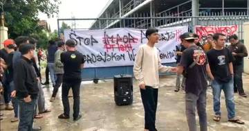 Warga Desa Cicadas Demo Tuntut Lapangan Kerja