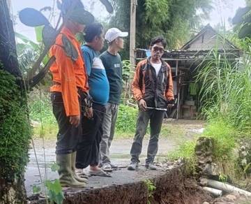 Hujan Lebat Picu Longsor Dan Kerusakan Rumah di Kota Bogor
