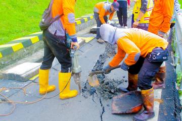 Jalan Batutulis Putus Total, Warga Pasrah Menerima Keadaan 