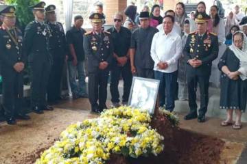 Meriyati Hoegeng Dimakamkan di TPU Giri Tama
