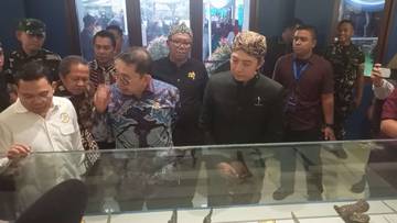 Fadli Zon Pamerkan Keris Kujang di Museum Pajajaran 