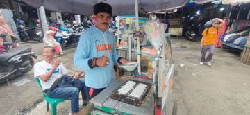 Kue Rangi, A Betawi Street Snack Fading into Time