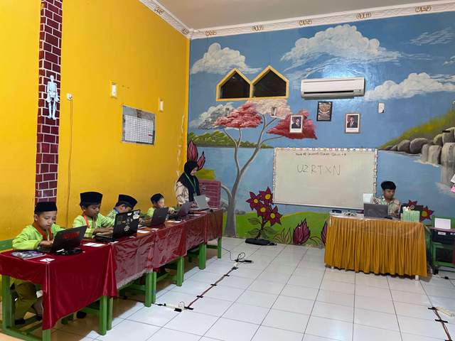 Guru di Bone Manfaatkan Aplikasi Digital  untuk Pembelajaran Inovatif