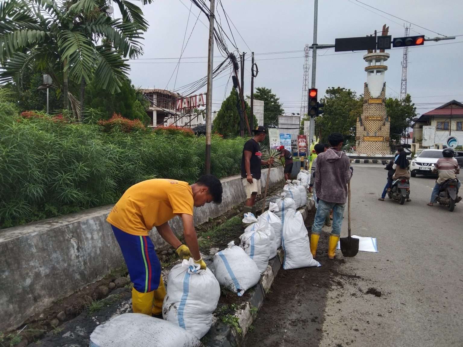 PUPR Sinjai Terus Bersihkan Drainase Kota Tanpa Libur - RRI.co.id