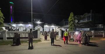 Personel Polres Sinjai Lakukan Pengamanan Salat Tarawih