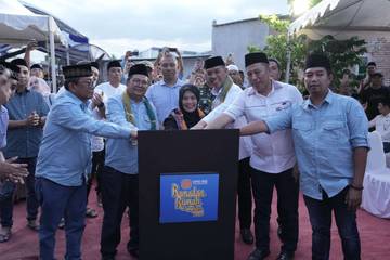 Bupati Sinjai Serahkan Program CSR Ramadan Kepada Warga Kurang Mampu