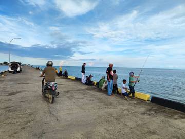Ngabuburit Seru di Pelabuhan Penyeberangan Bajoe